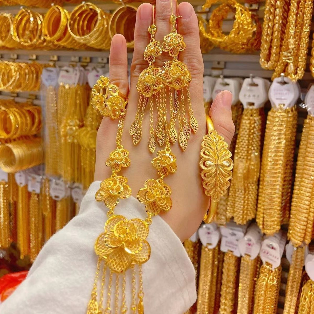 How to make gold jewelry?