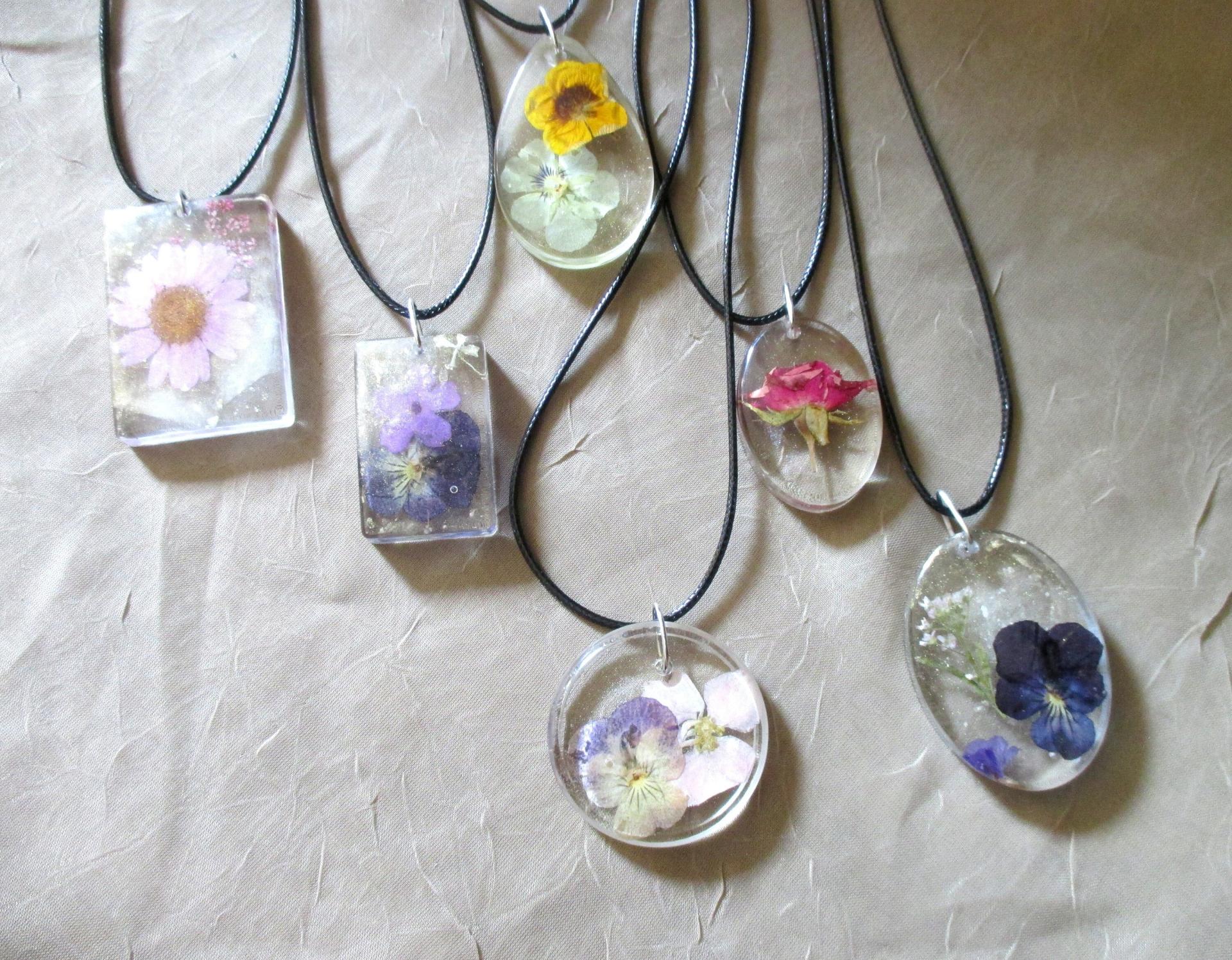 How to make resin jewelry?