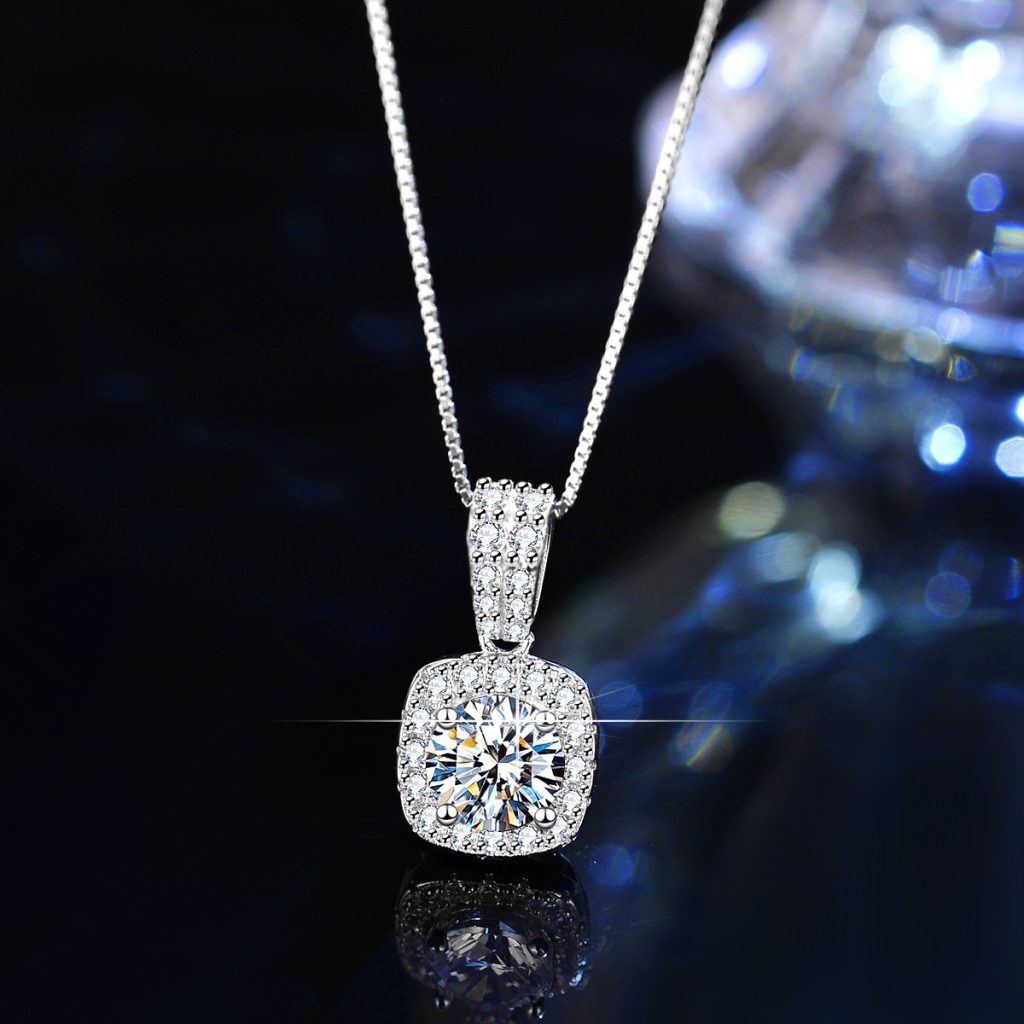 Diamond pendant set