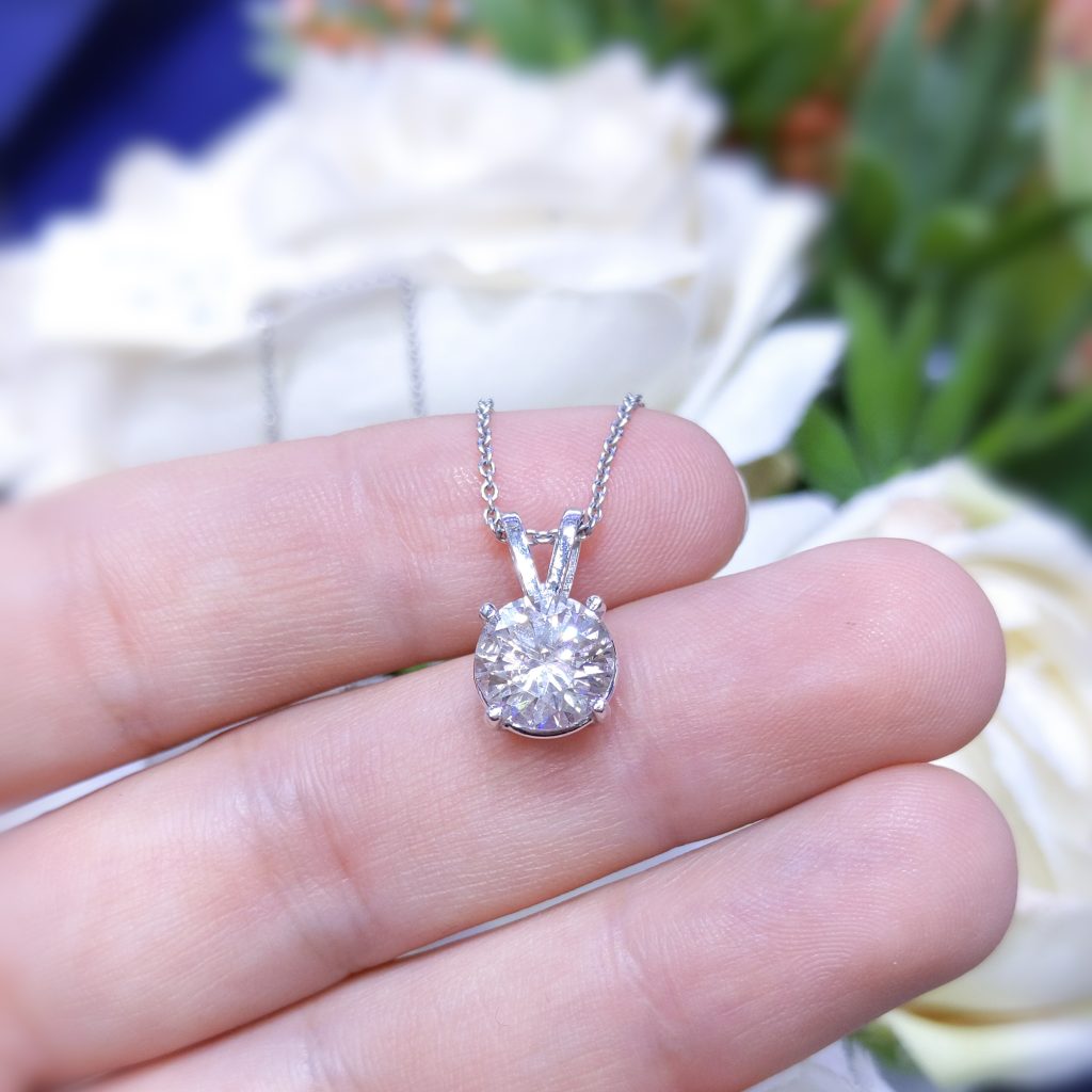 Solitaire pendant necklace