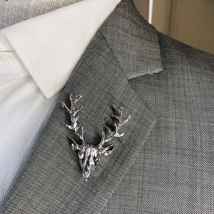 lapel pin on suit